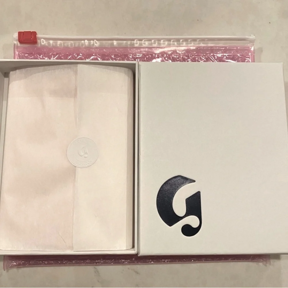 Glossier London Passport Cover NWT ✈️ - Picture 4 of 8